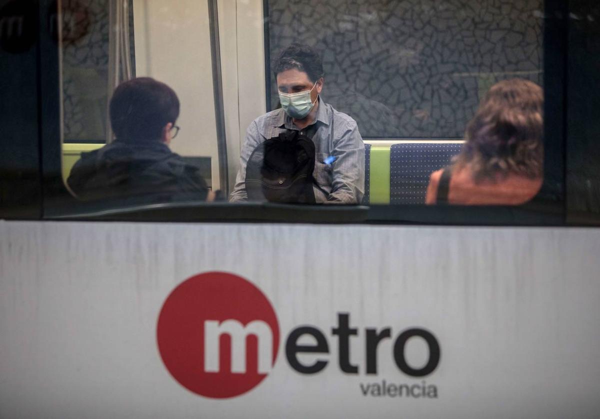 Pasajeros del Metro de Valencia, con mascarilla.