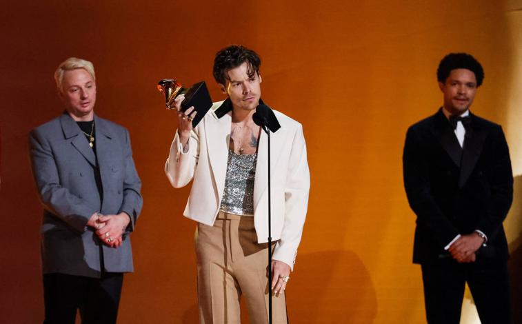 Imagen principal - Harry Styles, recibiendo el Grammy al álbum del año; Lizzo, recibiendo el de grabación del año, y Jill Biden, entregando a Bonnie Raitt el de canción del año. 