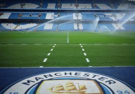 Escudo del Manchester City en el Etihad Stadium, antes de un partido