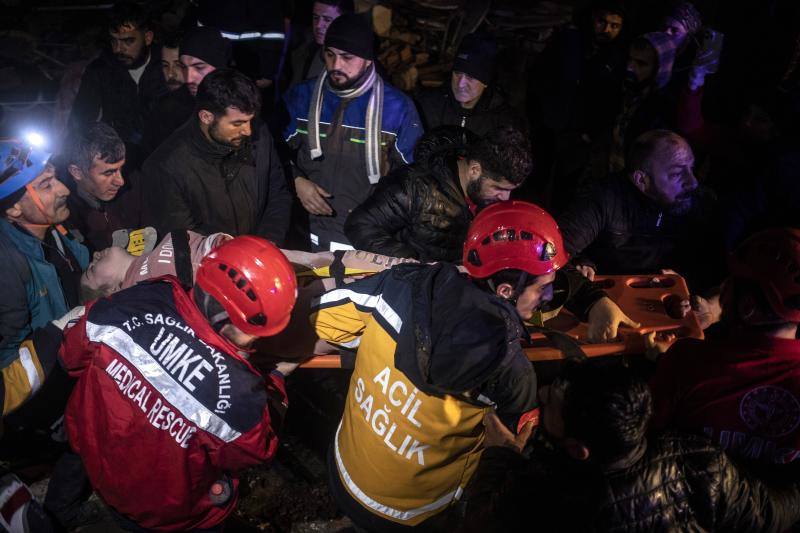 Efectivos de rescate turcos y voluntarios trasladan a una víctima localizada entre los escombros en Diyarbakir.