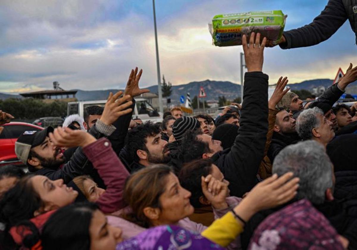 Primeros repartos de comida en Hatay