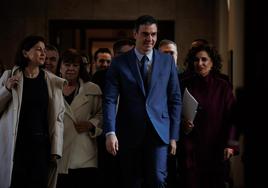 Sánchez a su llegada a la reunión con el Grupo Parlamentario Socialista en el Congreso, junto a portavoz en el Senado, Eva Granados, la presidenta del PSOE, Cristina Narbona y la vicesecretaria general del partido y ministra de Hacienda, María Jesús Montero