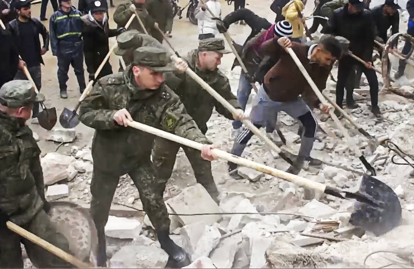 Militares rusos buscan víctimas en el lugar donde se derrumbó un edificio tras el fuerte seísmo en Latakia, Siria. / MINISTERIO DE DEFENSA RUSO