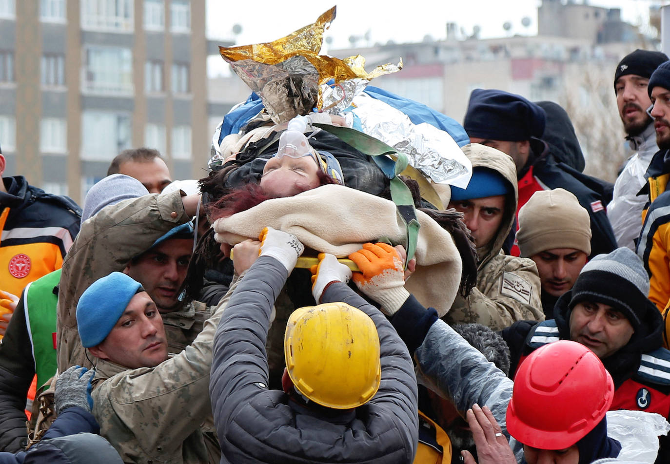 Rescatistas sacan a Zeynep Atesogullari de un edificio dañado tras el terremoto en Diyarbakir, Turquía. / SERTAC KAYAR (REUTERS)