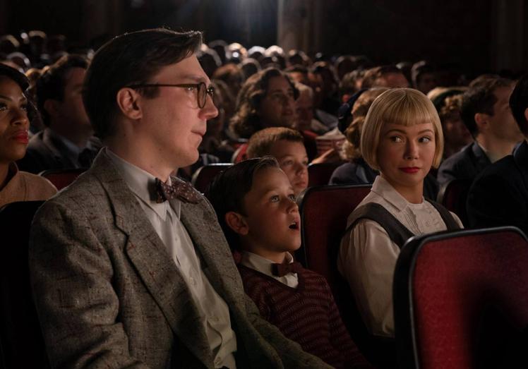 Paul Dano y Michelle Williams encarnan a los padres del pequeño protagonista (Mateo Zoryan).