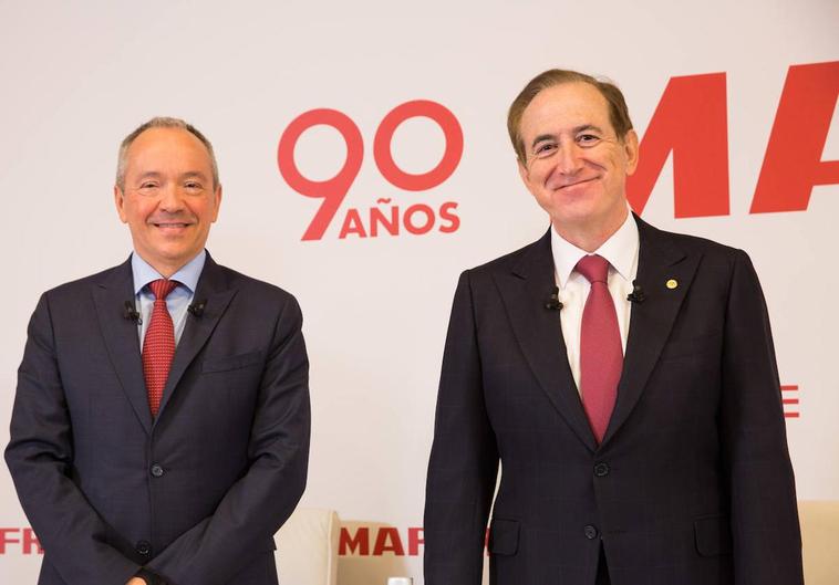 El presidente de Mapfre, Antonio Huertas (dcha.), y el director financiero, Fernando Mata