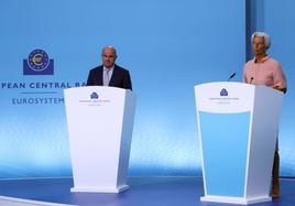 La presidenta del BCE, Christine Lagarde, junto al vicepresidente, Luis de Guindos