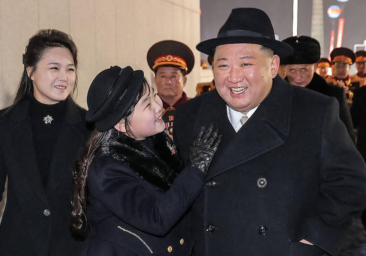 Kim Ju-ae, junto a su padre en el desfile