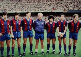 Foto de plantilla del Barça 83-83, en la que aparecen Marcos Alonso (i) y Maradona (3d)