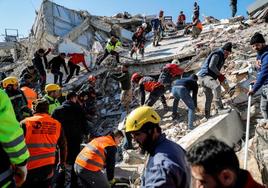 Equipos de rescate y voluntarios trabajan a destajo en Hatay