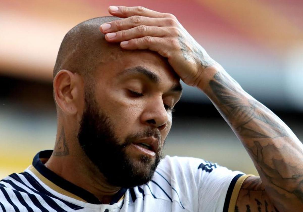 Dani Alves, durante un partido con Pumas