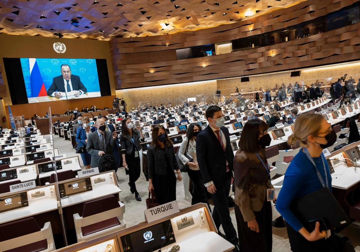 Miembros de la Asamblea General de la ONU abandonan sus puestos durante un aintervención del ministro ruso Lavrov