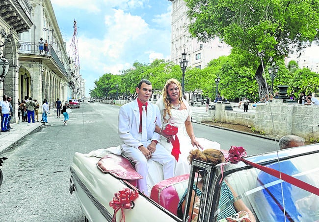 Boda gay en el Paseo del Prado, La Habana.