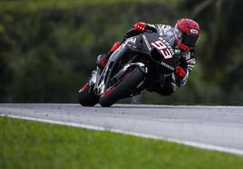 Marc Márquez pilota su Honda durante los test de pretemporada en Sepang