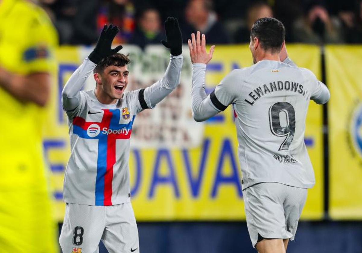 Pedri y Lewandowski celebran el decisivo gol del canario