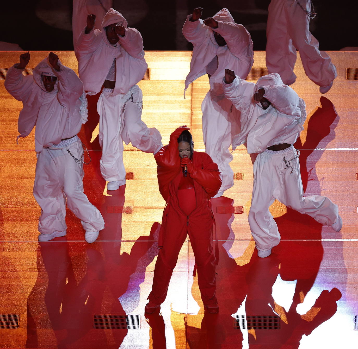 Rihanna, durante su espectacular actuación en el descanso de la Super Bowl que midió a los Philadelphia Eagles y los Kansas City Chiefs.