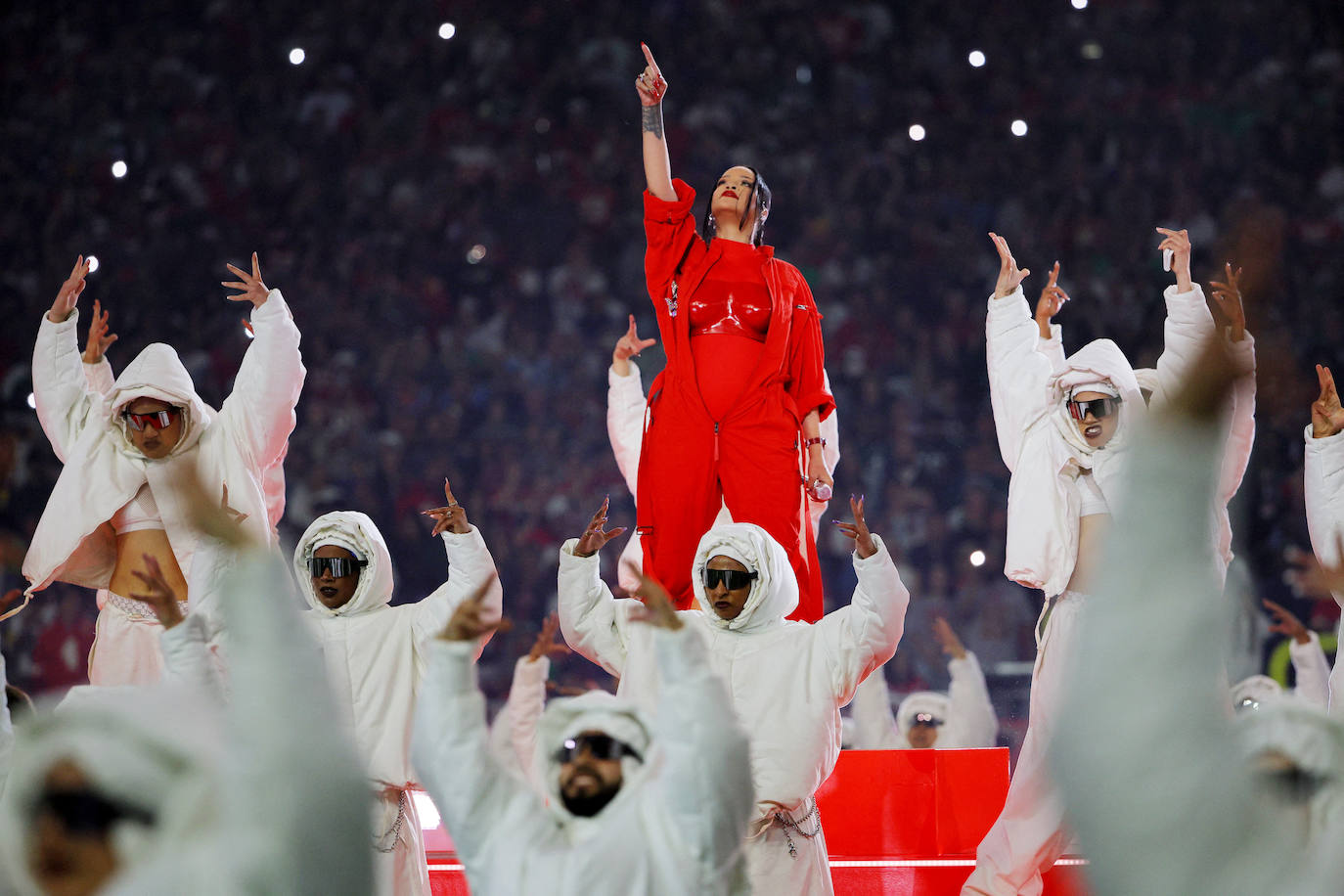 Rihanna, durante su espectacular actuación en el descanso de la Super Bowl que midió a los Philadelphia Eagles y los Kansas City Chiefs.