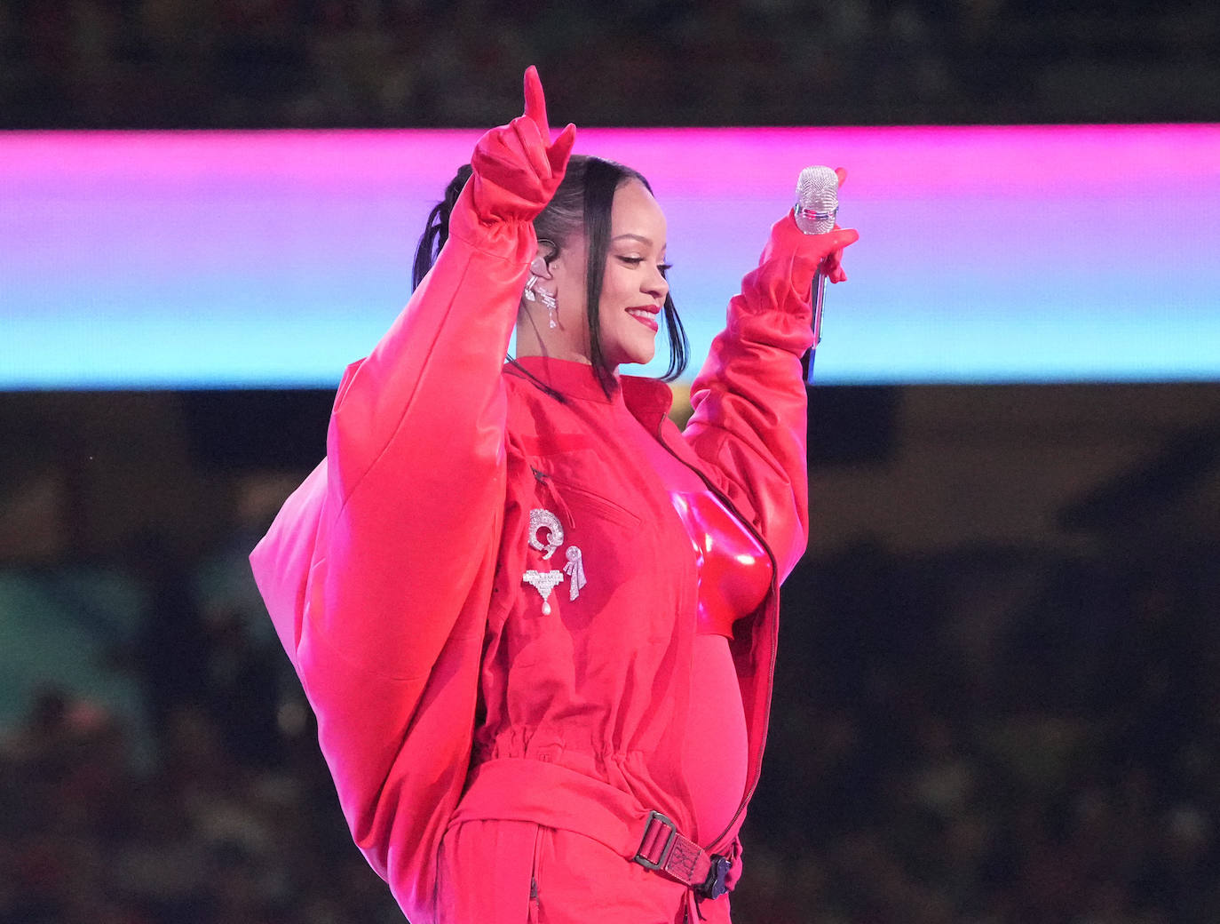 Rihanna, al comienzo de su actuación en el descanso de la Super Bowl que midió a los Philadelphia Eagles con los Kansas City Chiefs.