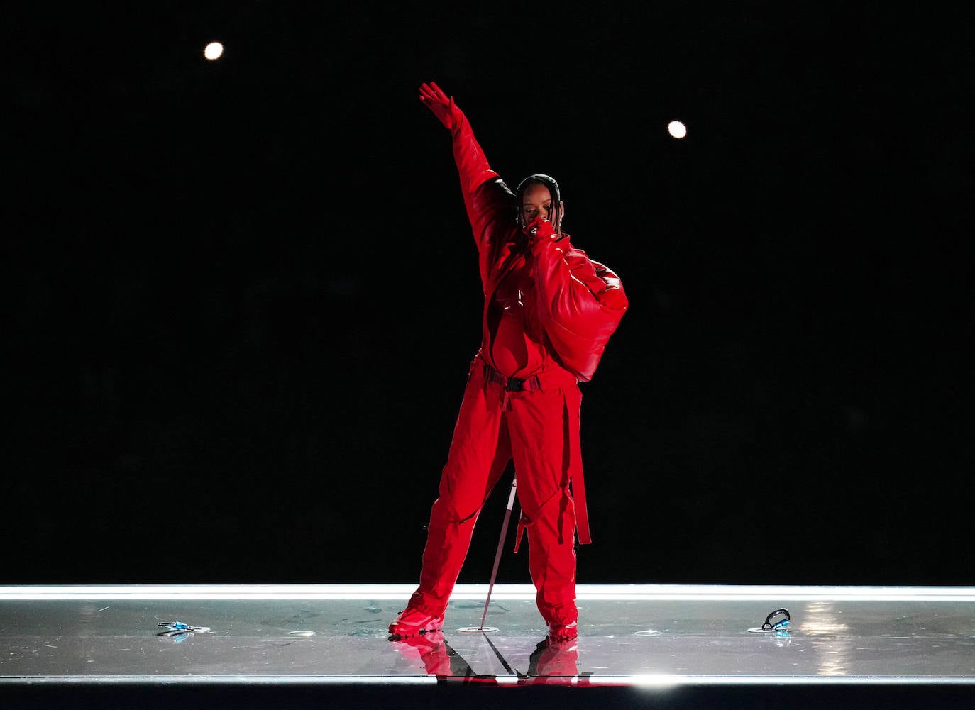 Rihanna actúa durante el descanso de la Super Bowl que midió a los Philadelphia Eagles con los Kansas City Chiefs.