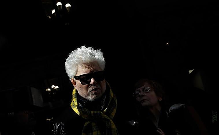 Imagen principal - Pedro Almodóvar, Javier Cámara e Imanol Arias