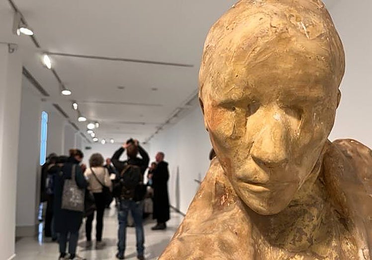 Detalle de 'Two Watchamen' (1993), caraterístico balancín de resina.