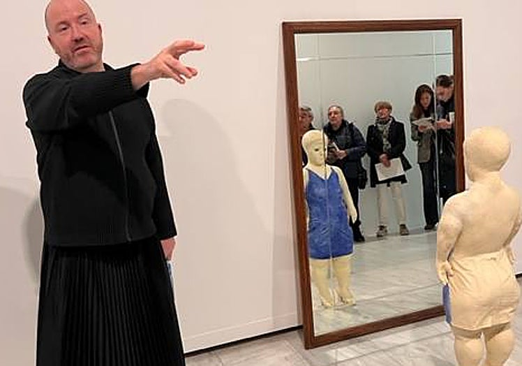 Manuel Segade, comisario de la exposición , junto a una de la piezas.