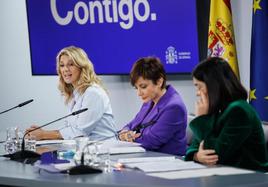 La vicepresidenta segunda y ministra de Trabajo y Economía Social, Yolanda Díaz, junto a la portavoz del Gobierno, Isabel Rodríguez y la ministra de Sanidad, Carolina Darias