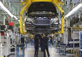 Una línea de montaje de la planta de Ford en Almussafes