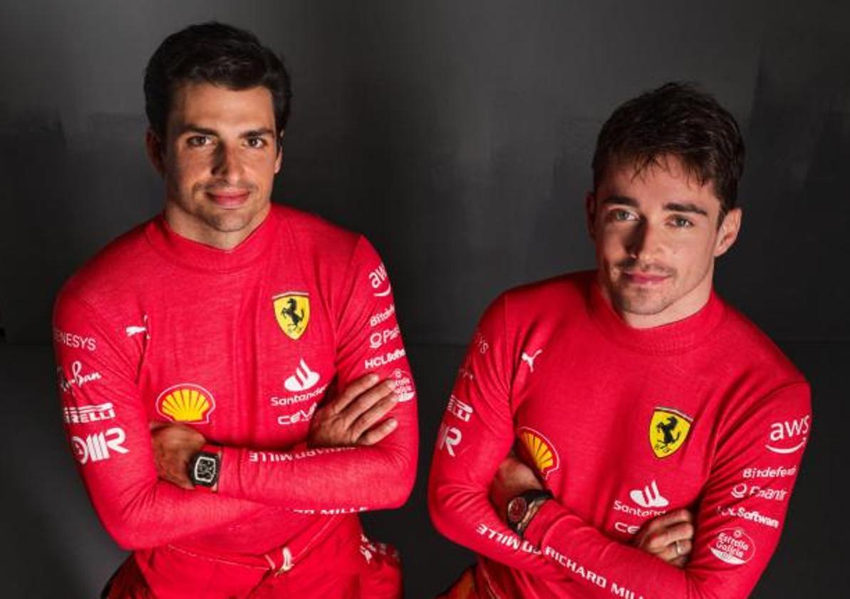 Carlos Sainz posa con su compañero de equipo, Charles Leclerc