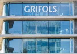 Grifols anuncia 2.300 despidos, un centenar en España