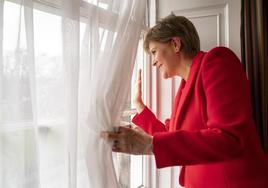 Nicola Sturgeon saluda a los cientos de seguidores que se concentraron frente al palacio de Bute House al conocer su renuncia