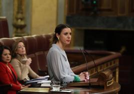 La ministra Irene Montero dirige la mirada a la bancada del PP tras ser interrumpida durante su intervención.