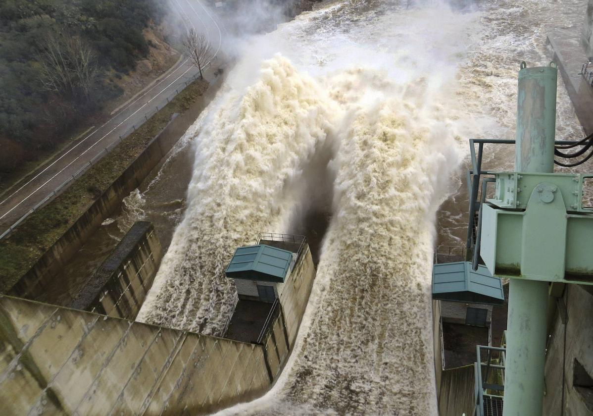 Embalse con central hidroeléctrica en Salamanca.