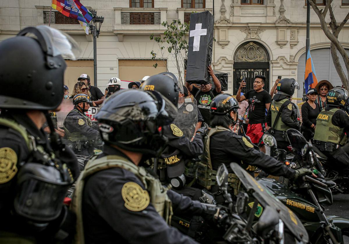 La Policía controla una marcha multitudinaria en Perú