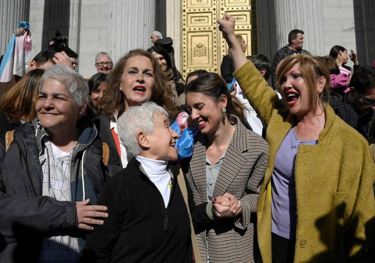 Irene Montero celebra, en medio de la euforia de los colectivos LGTBI, las leyes aprobadas este jueves por el Congreso. Tras la ministra, la exmilitante socialista Carla Antonelli.