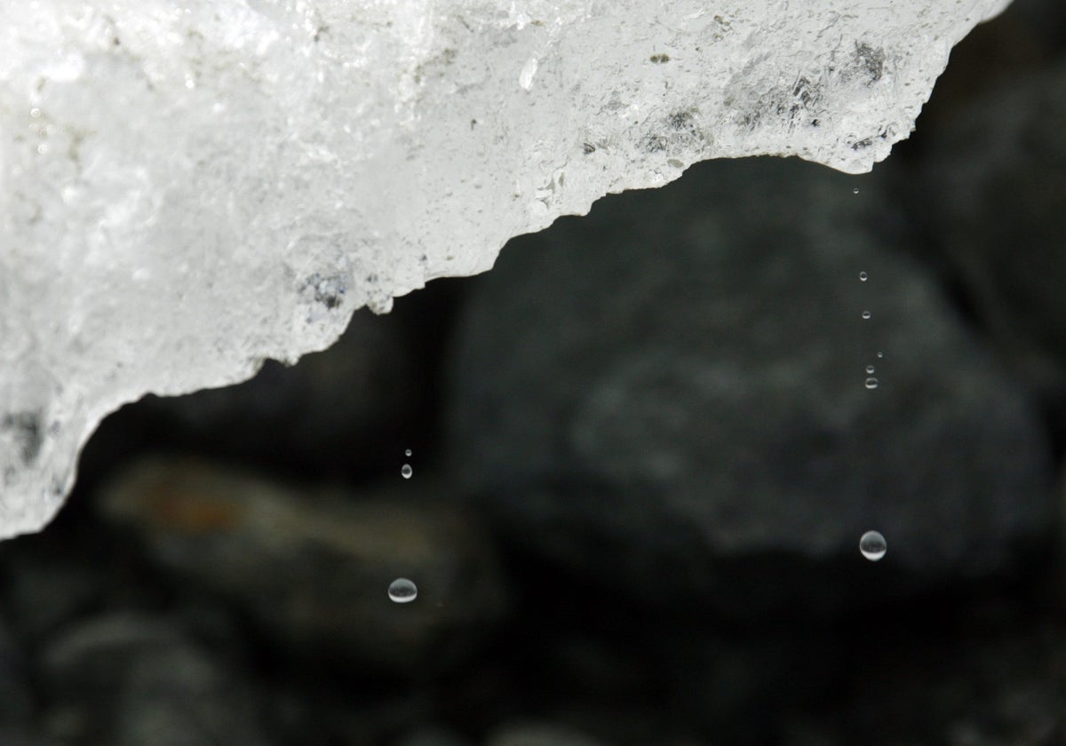 Gotas se desprenden de un trozo de hielo del glaciar Arolla, en los Alpes suizos, cerca de Sion.