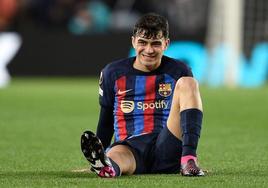 Pedri, tras caer lesionado ante el Manchester United.