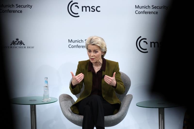 Ursula von der Leyen, durante una entrevista con medios de comunicación.