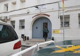 Un guardia civil entra en el cuartel de Vall d'Uixó (Castellón).