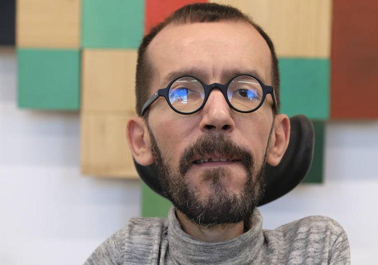 Pablo Echenique posa en su despacho del Congreso de los Dipuatdos.