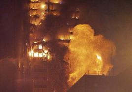 Las llamas redujeron a cenizas el edifico Windsor el 13 febrero de 2005.