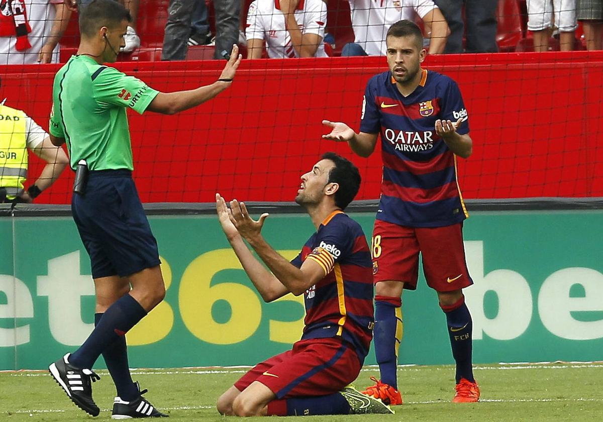 El jugador del Barça Sergio Busquets protesta al árbitro durante un partido de la liga en octubre de 2015.