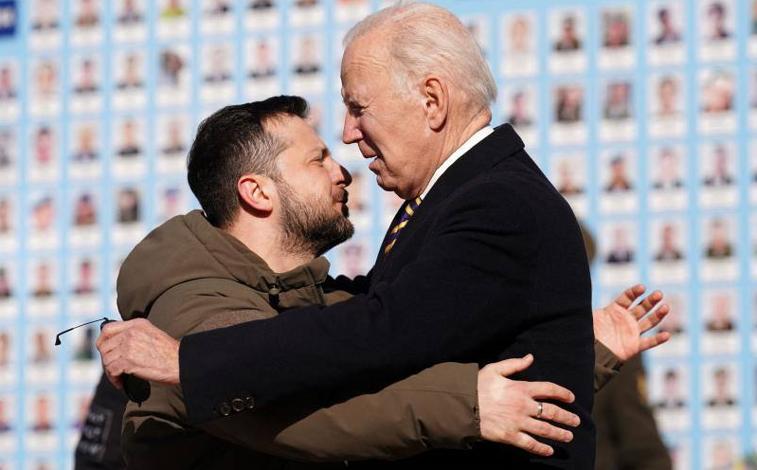 Imagen principal - Biden desafía a Putin desde Ucrania y advierte que «Estados Unidos está aquí para quedarse»