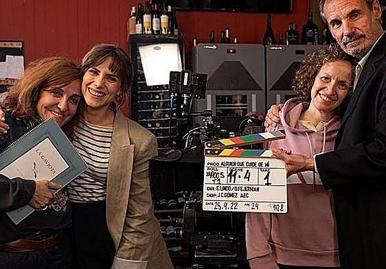 La escritora Elvira Lindo (izquierda) junto a los actores de la película 'Alguien que cuide de mí'.