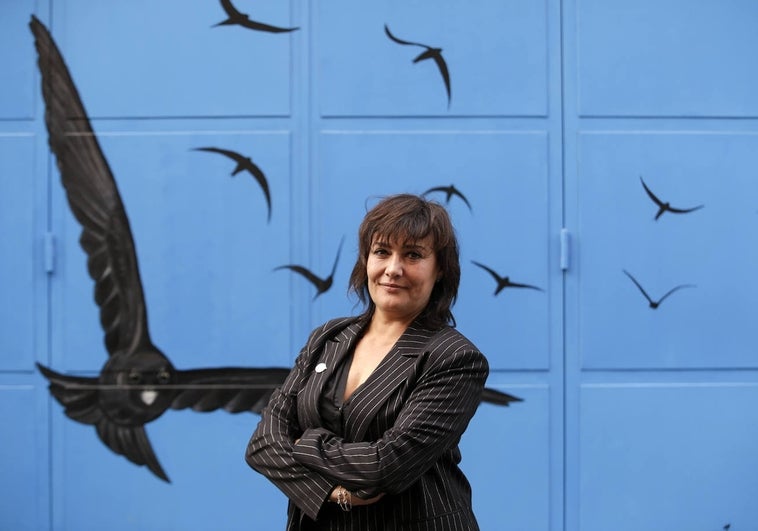 Asunción Ruiz, directora ejecutiva de la Sociedad Española de Ornitología (SEO/Birdlife), ante el mural exterior de la sede central de la organización en Madrid.