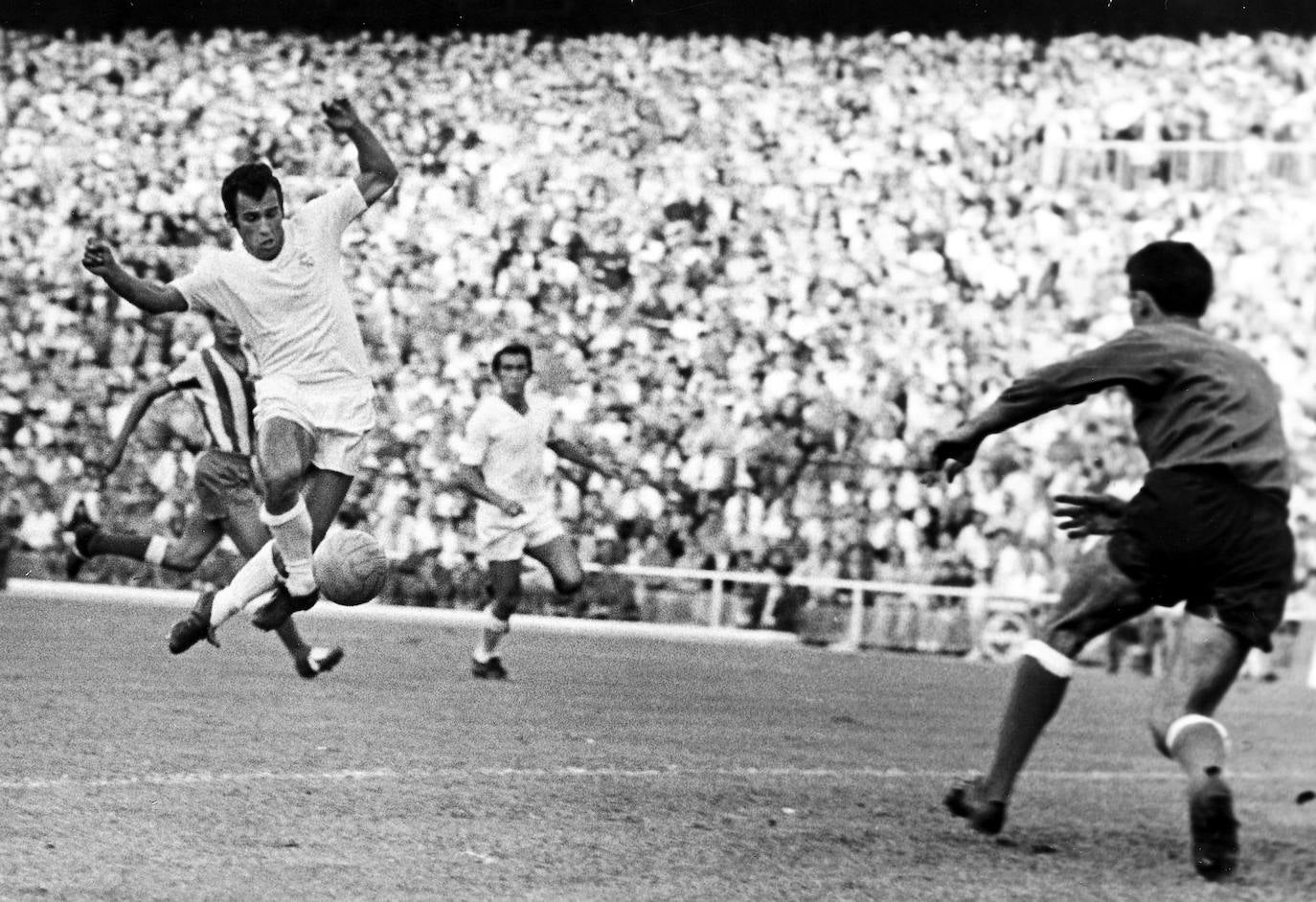 Amancio Amaro durante un partido de Liga ante el Atlético de Madrid en el Santiago Bernabéu. 