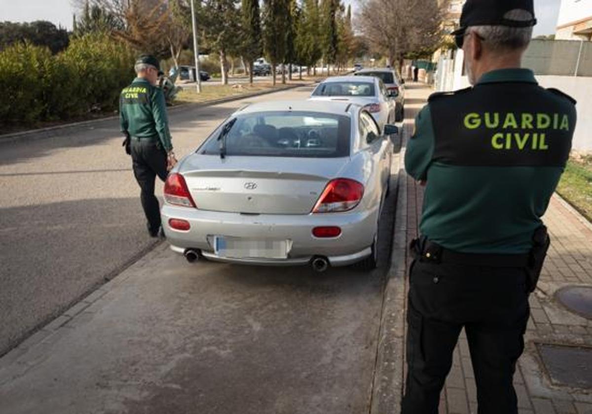 Coche del secuestrador, abandonado junto al colegio.