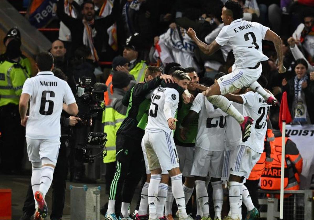 Los jugadores del Real Madrid celebran uno de los cinco goles logrados el martes en Anfield.