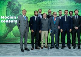 Ramón Tamames (centro), en la sede de Vox junto a Santiago Abascal y otros dirigentes de la formación.