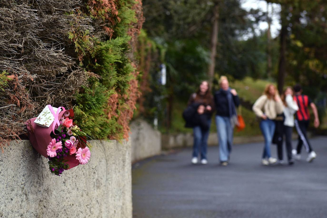 Flores en la entrada del Liceo en homenaje a la profesora asesinada.